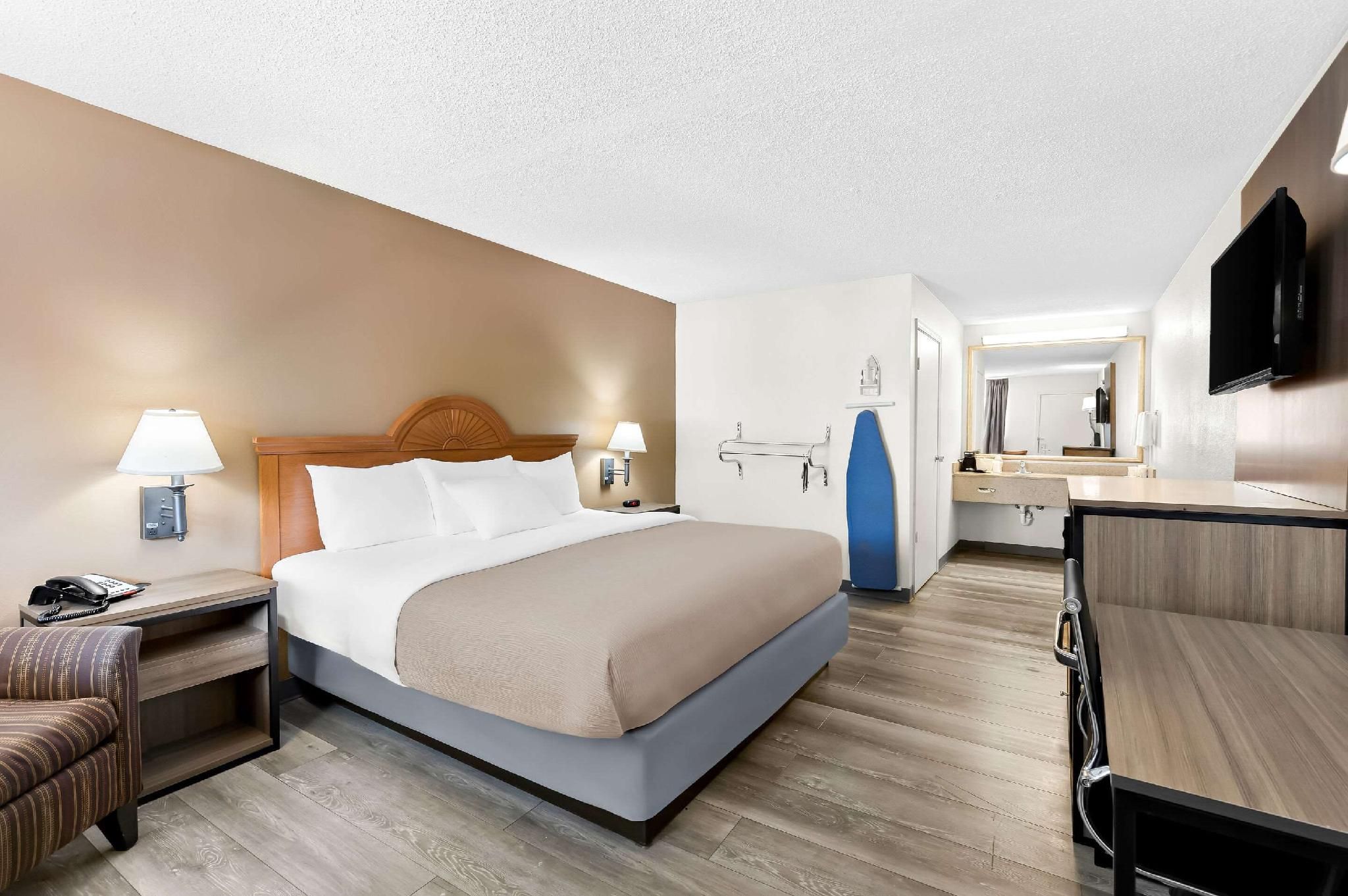 Quality Inn Middleburg Heights near Cleveland Airport 1 King Bed, Nonsmoking, Accessible