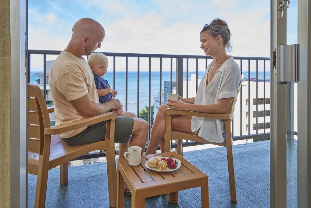 Waikiki Resort Hotel Deluxe Room, 1 King Bed with Sofa bed, Ocean View, Corner 7