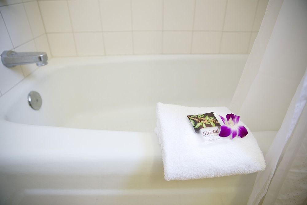 Waikiki Resort Hotel Deluxe Room, 1 King Bed with Sofa bed, Ocean View, Corner 4