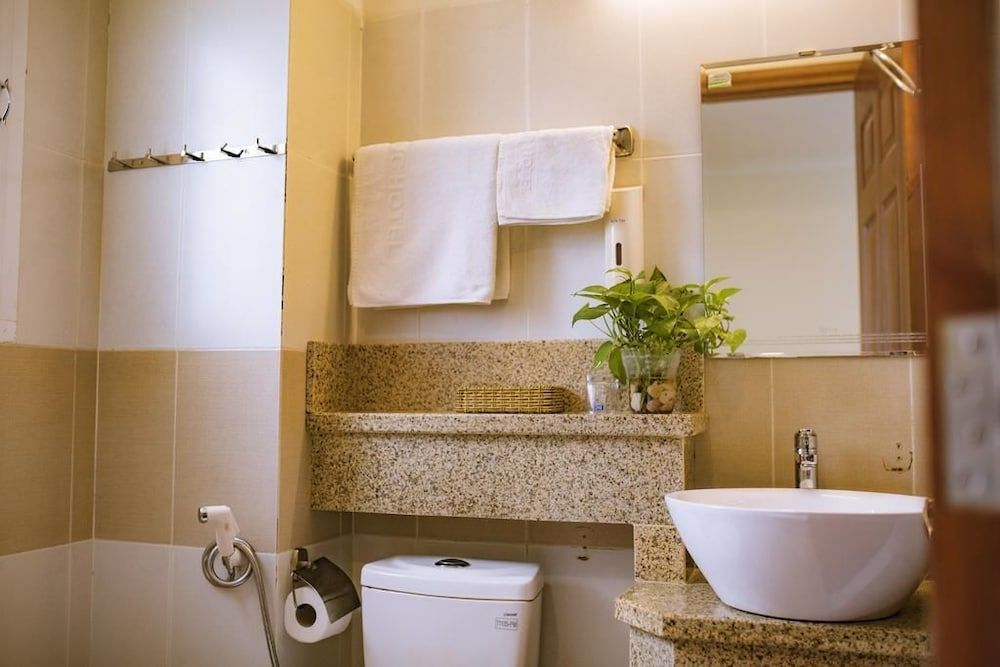 Huynh Duc Hotel Standard Quadruple Room, 2 Queen Beds 9