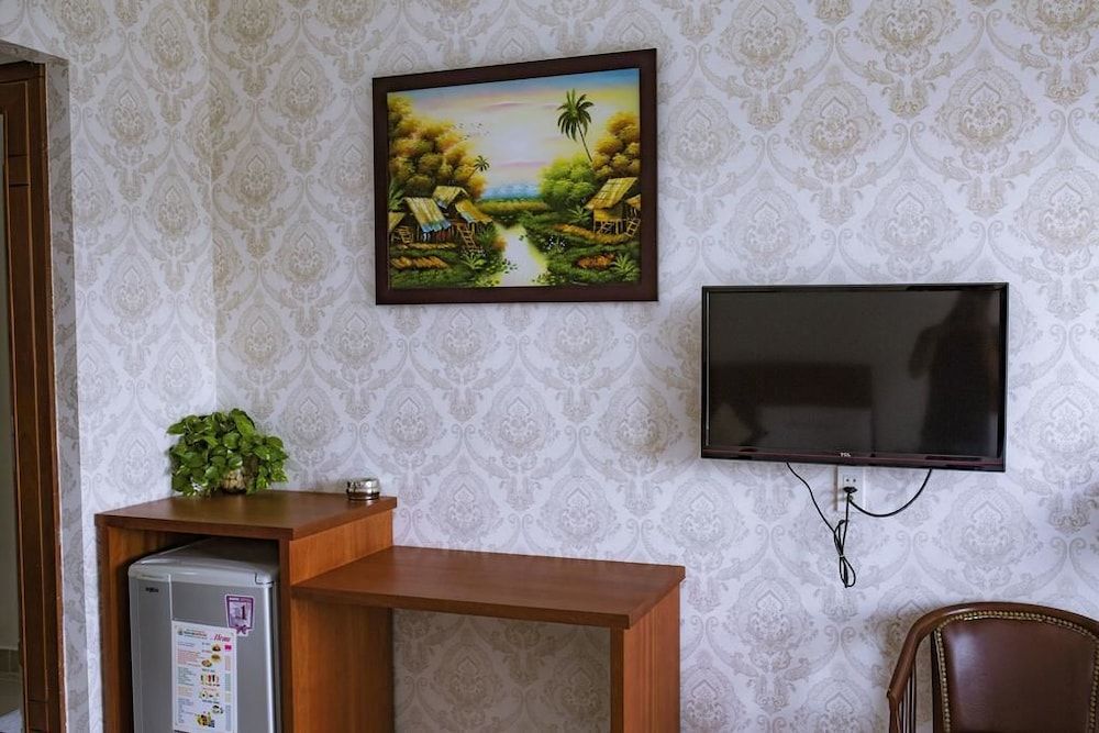 Huynh Duc Hotel Standard Quadruple Room, 2 Queen Beds 10