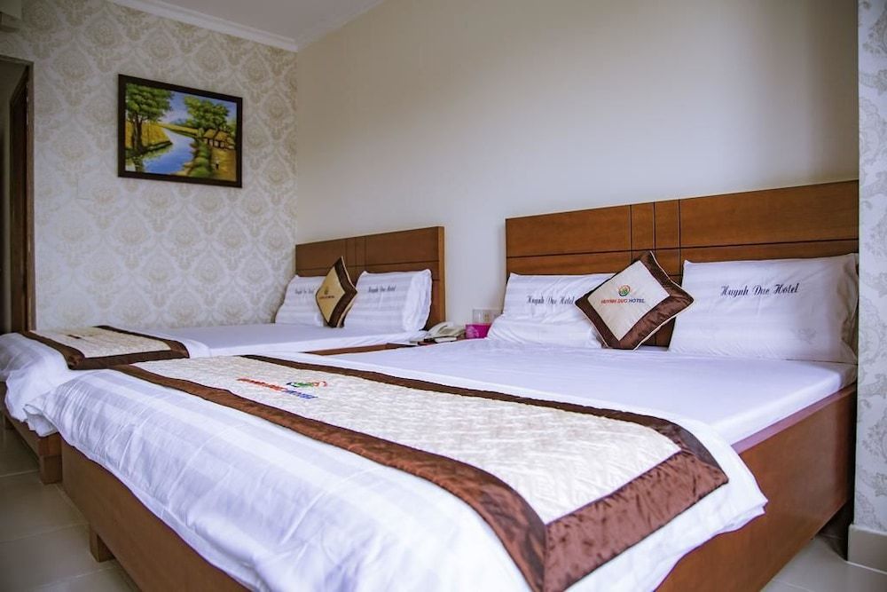 Huynh Duc Hotel Standard Quadruple Room, 2 Queen Beds 7