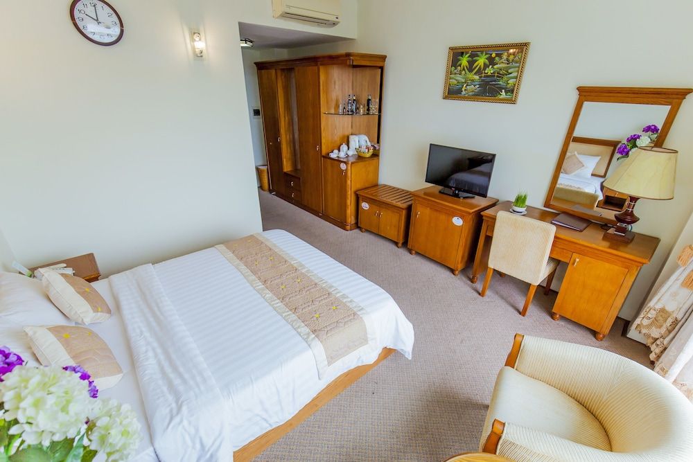 Thien An Riverside Hotel Deluxe Room, River View 3