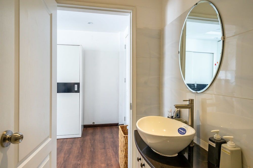 White Home Standard Studio, 1 Queen Bed 10