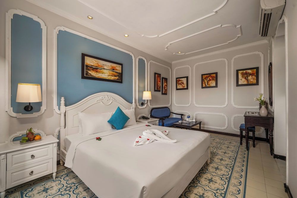Deluxe Double Room, 1 King Bed, Bathtub, Pool View