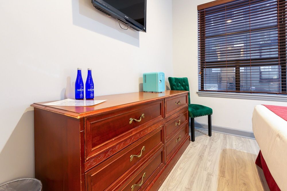 Hotel St. James One Full Bed, Standard 5