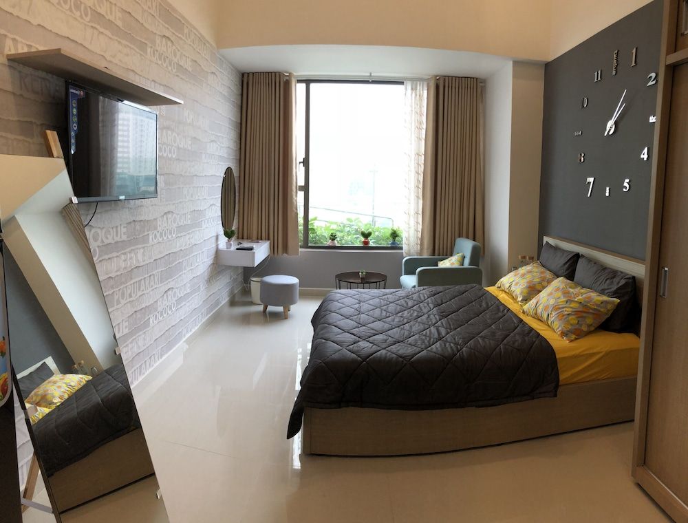 Deluxe Studio Suite, Pool Access, City View