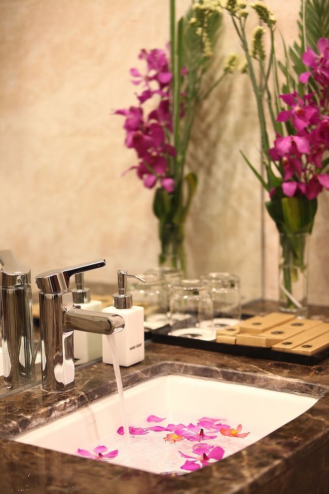 Oriana Hotel Standard Suite, 1 King Bed, City View 5