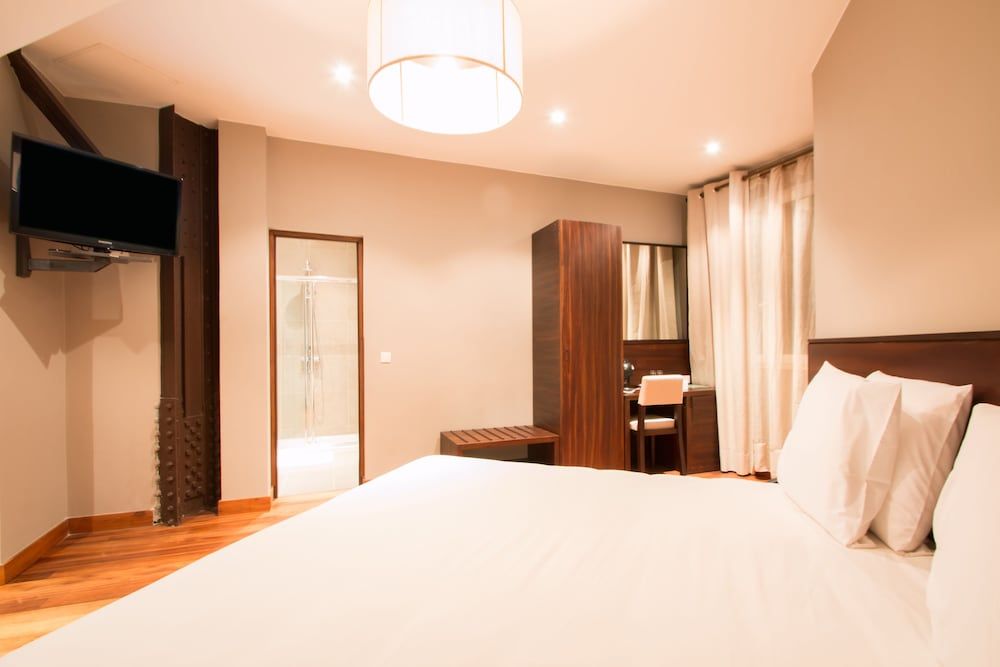 Le Louvre Hôtel & Spa Superior Room 2