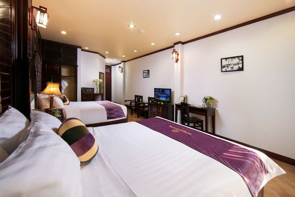 Impressive Boutique Hotel Deluxe Triple Room 9