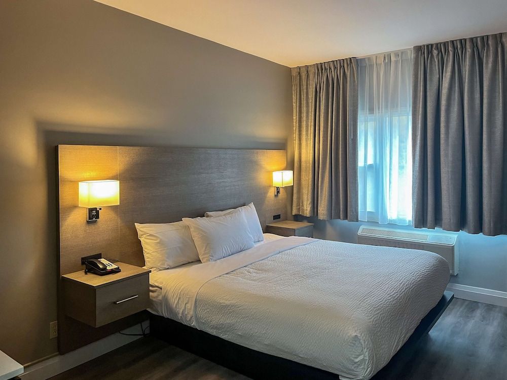 Deluxe Room, 1 King Bed, Non Smoking, Kitchenette