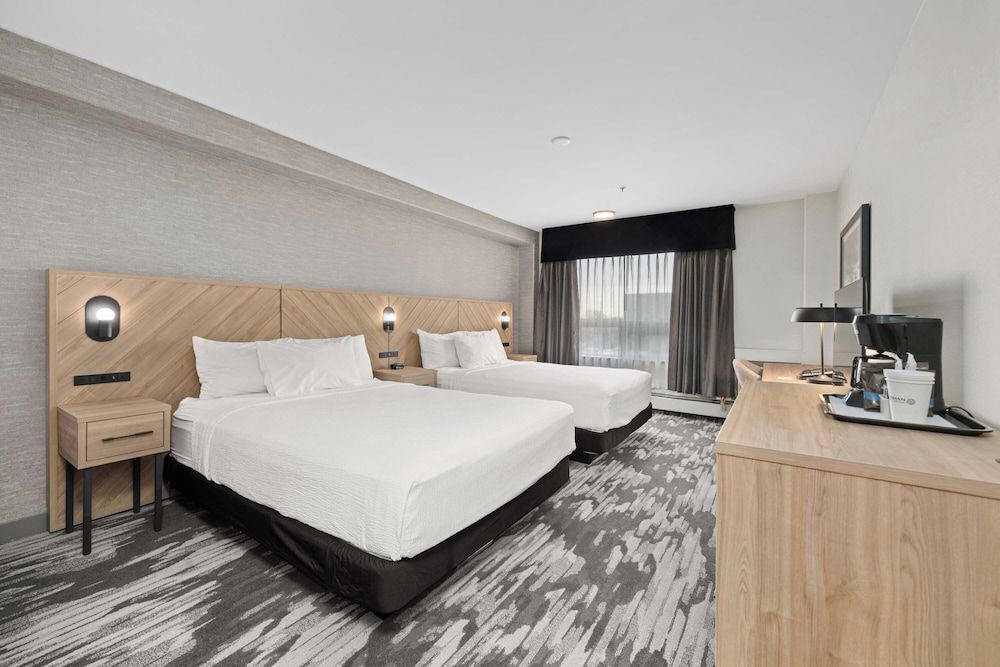 Sandman Hotel Calgary Airport Standard Room, 2 Queen Beds 4