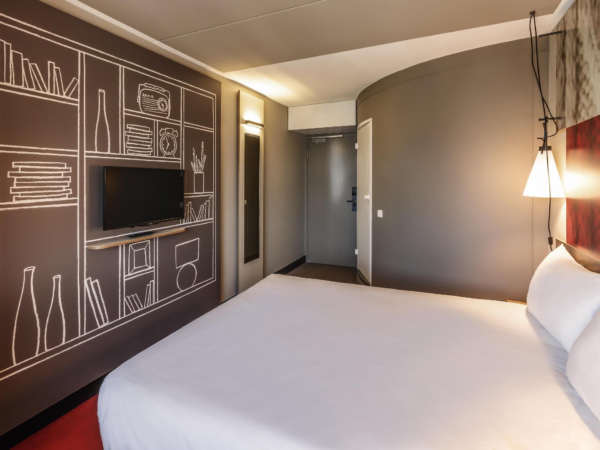 Business Room with views of the Amsterdam skyli ne.