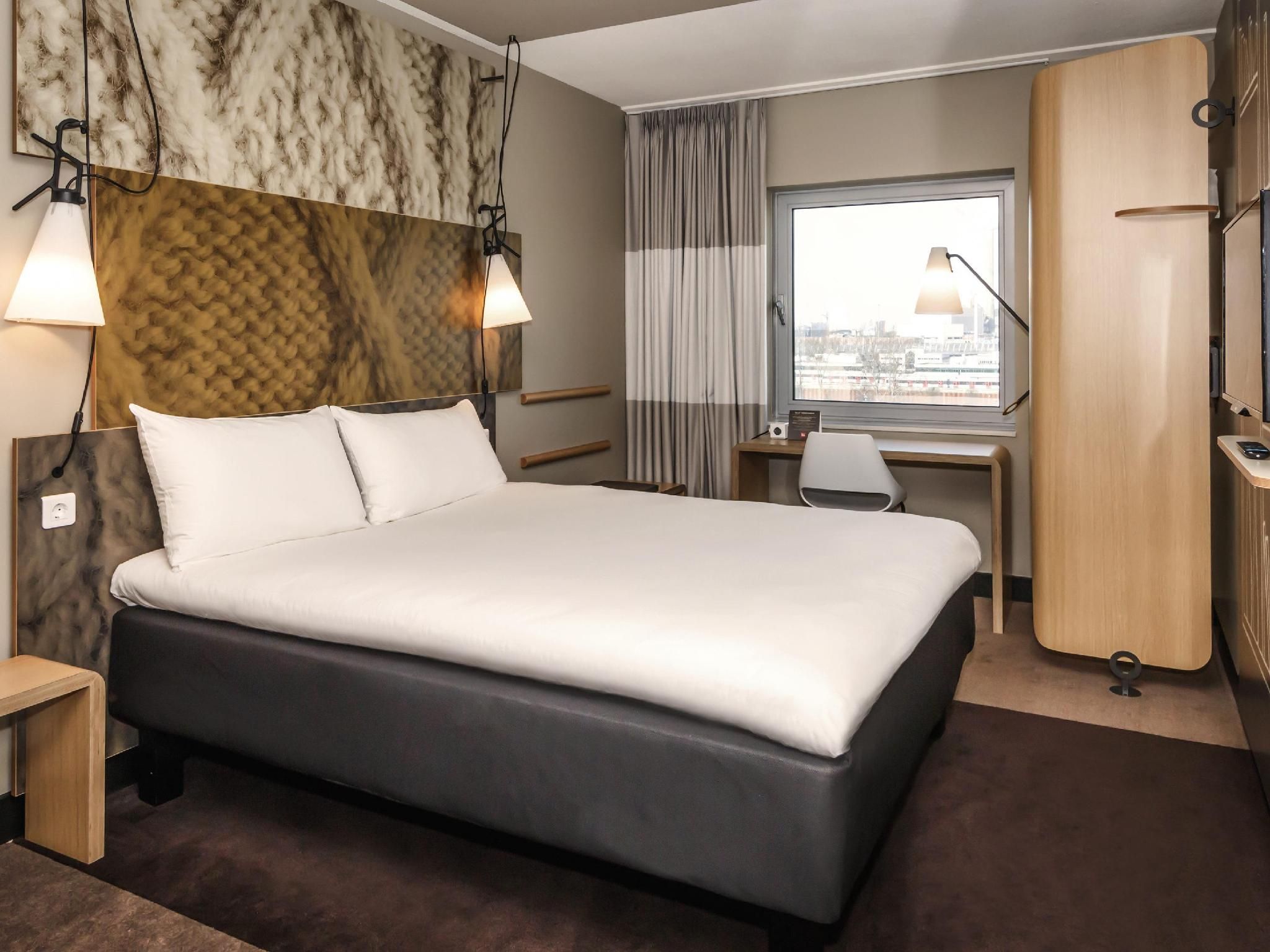 Business Room with views of the Amsterdam skyli ne.