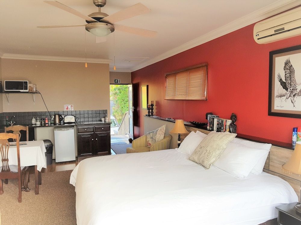 Crooked Tree Cottage Design Studio Suite, Kitchen, Sea View 4