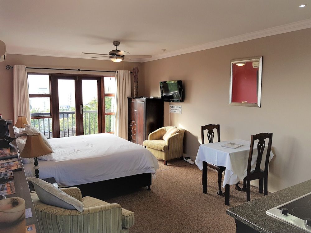 Crooked Tree Cottage Design Studio Suite, Kitchen, Sea View