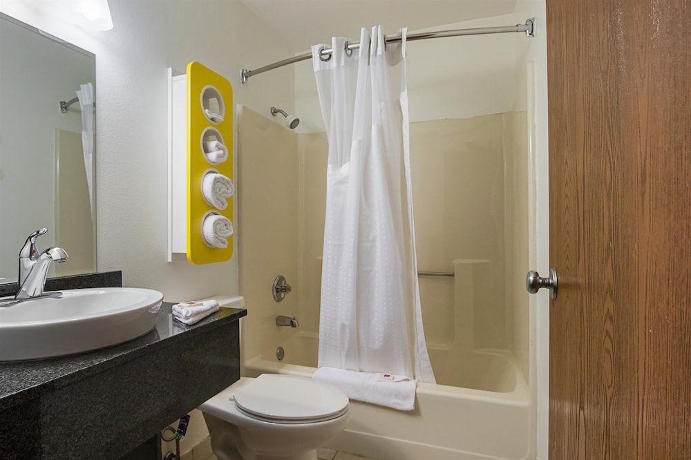 Motel 6 Marshalltown, IA Standard Room, 1 Queen Bed, Non Smoking 4