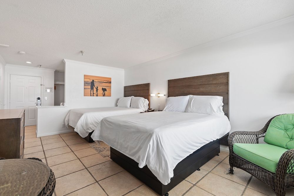 Ocean Isle Inn Oceanfront 2 Queen Beds 2