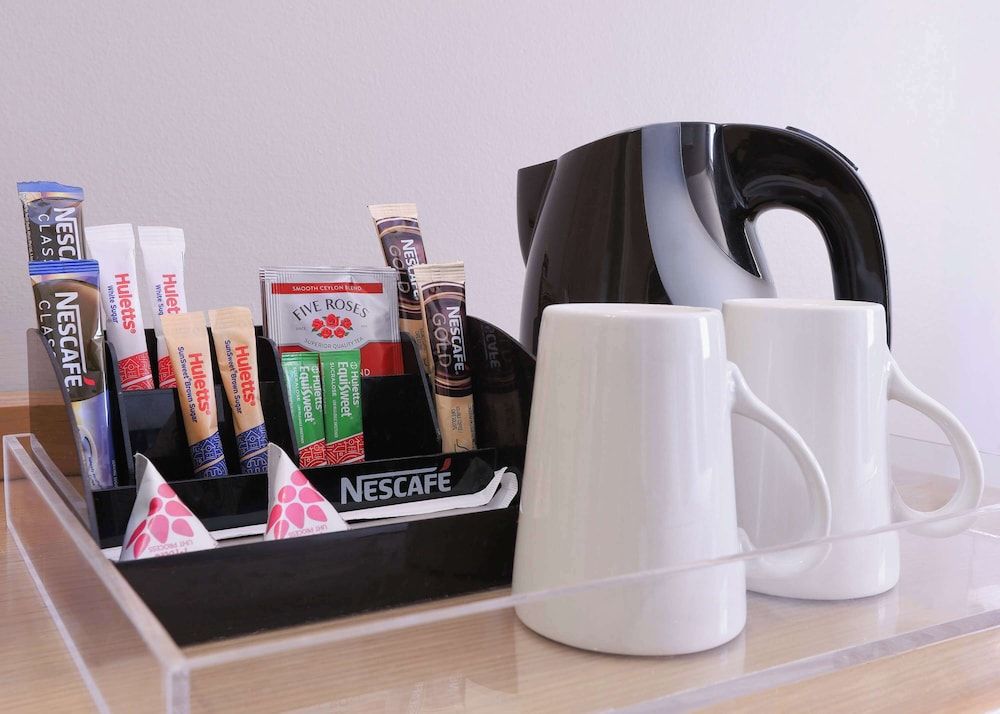 StayEasy Century City Standard Twin Room 4