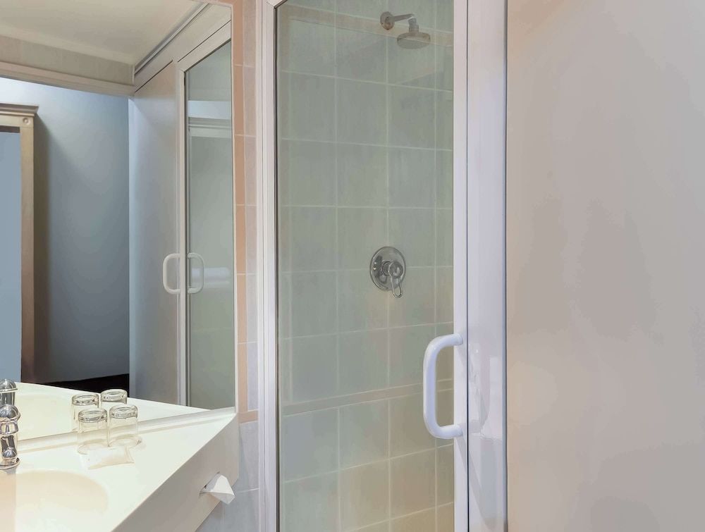 StayEasy Century City Standard Twin Room 3