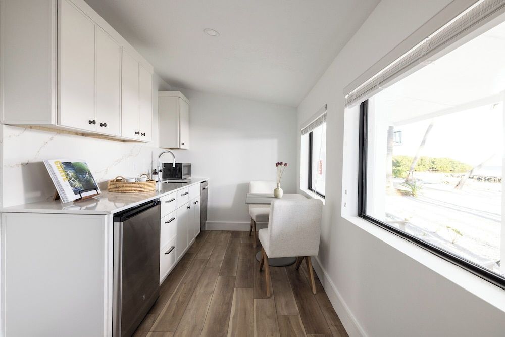 Pines & Palms Resort Oceanfront One Bedroom King Cottage 4