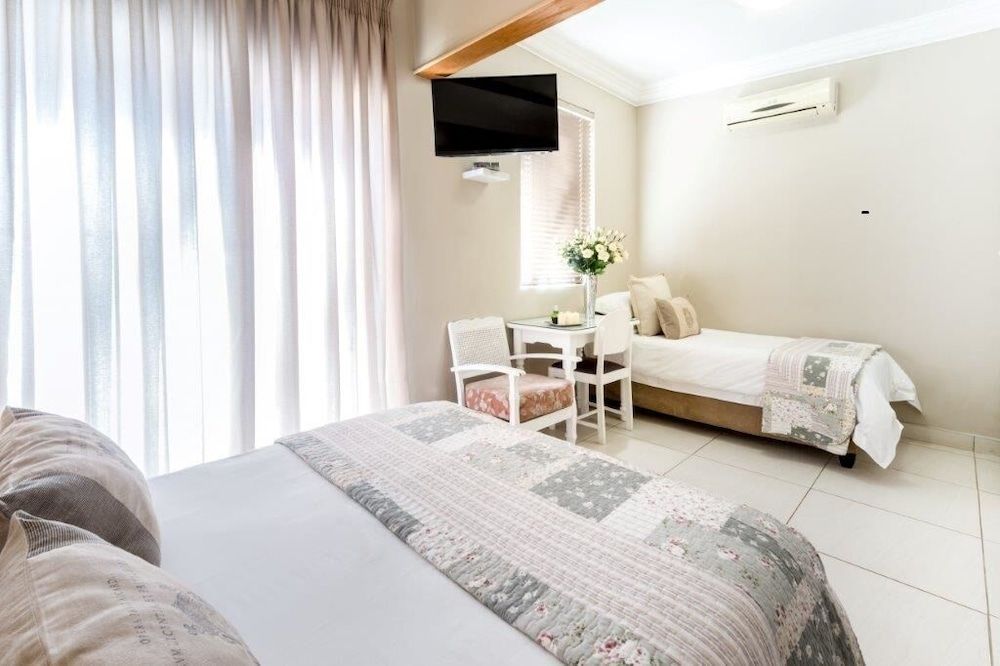 Adato Guesthouse Deluxe Room (Triple)