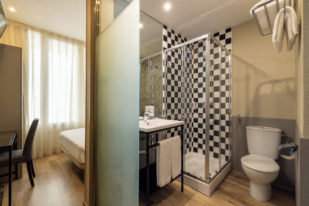 Hotel Avenida Gran Via Standard Room 4