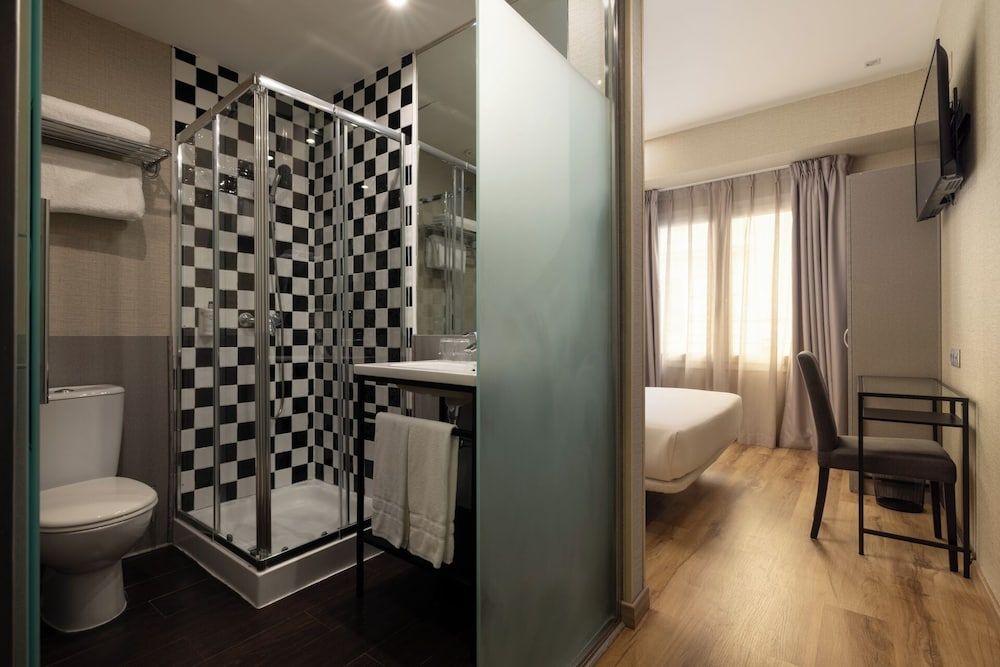 Hotel Avenida Gran Via Standard Room 6