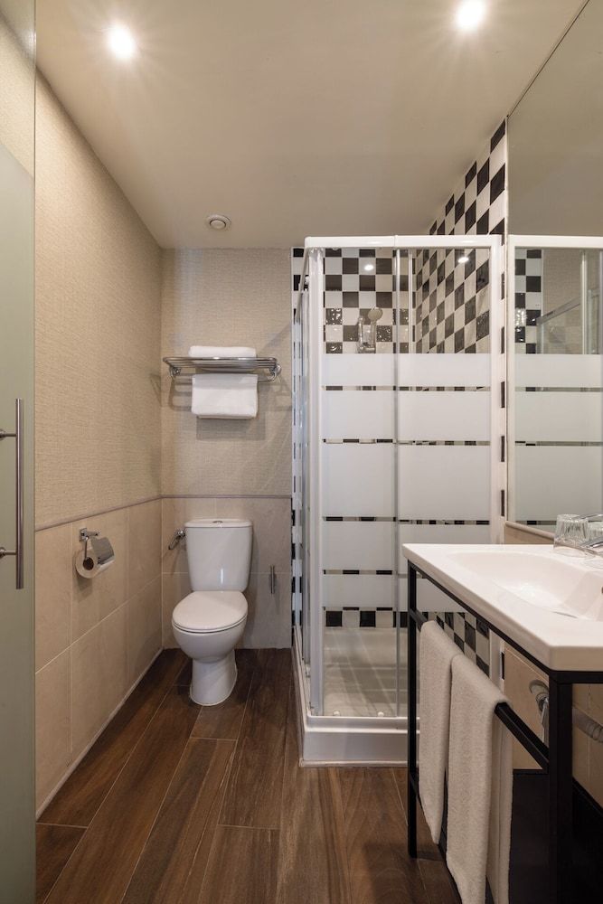 Hotel Avenida Gran Via Standard Room 7