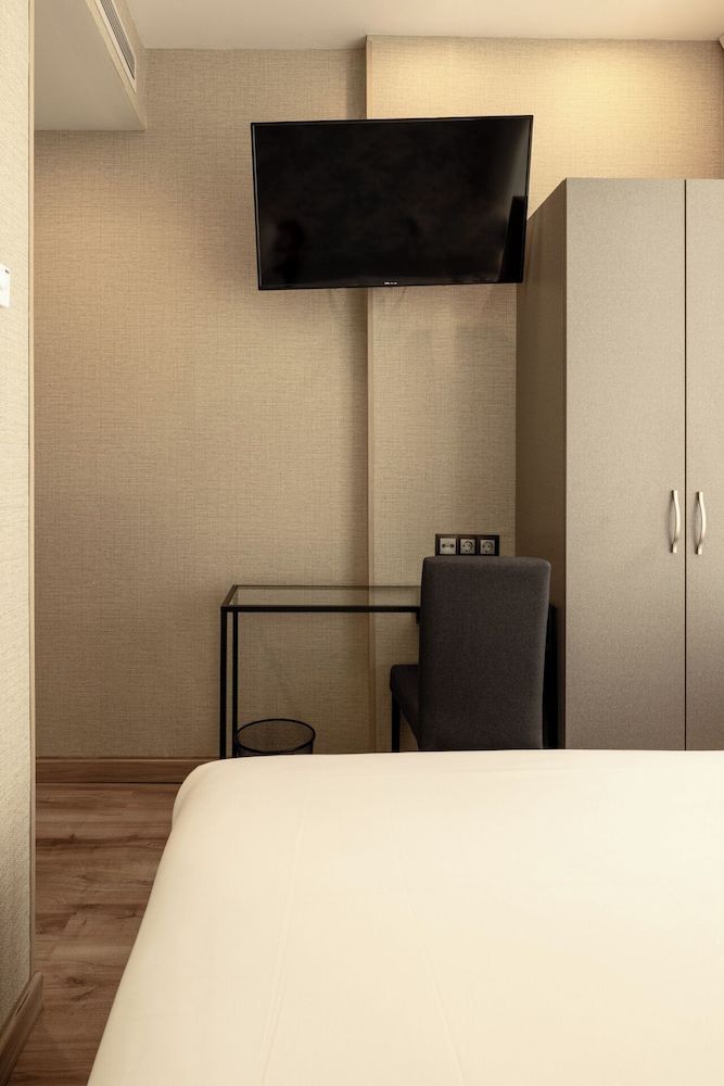 Hotel Avenida Gran Via Standard Room 9