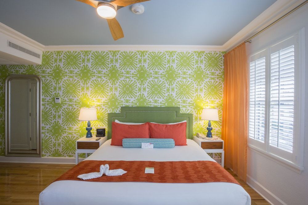 Circa 39 Standard Room, 1 King Bed, Accessible, Pool View (Mobility) 3