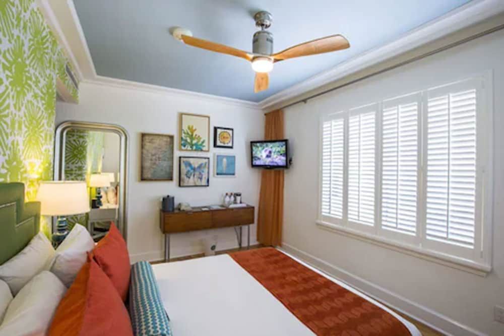 Circa 39 Standard Room, 1 King Bed, Accessible, Pool View (Mobility)
