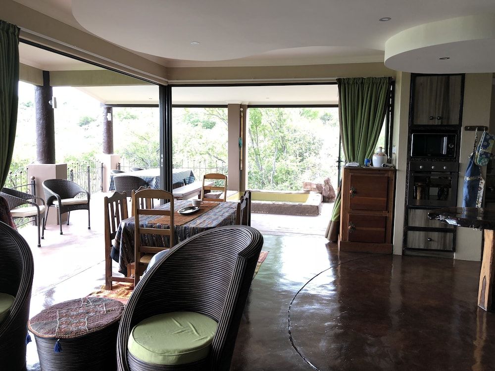 Leopards Rock Bush Boutique Executive Suite, Garden View 7