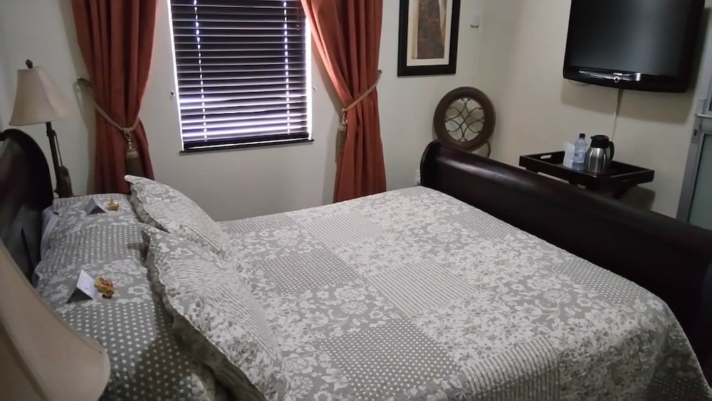Royal Hotel Ladysmith Executive Suite, 1 Queen Bed, Refrigerator