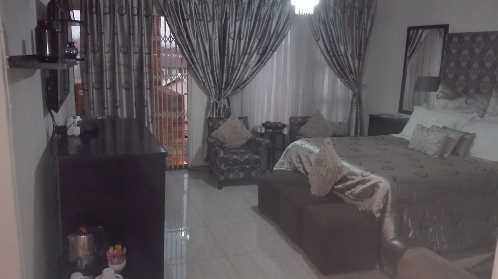 Lapeng Village Executive Suite, 1 Queen Bed, Jetted Tub, Garden View 2