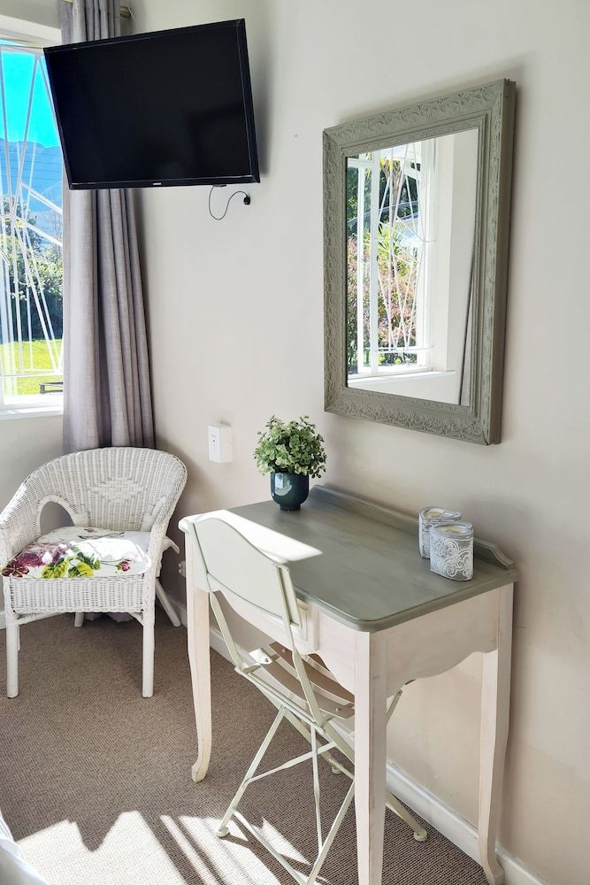 Cherry Berry Lodge Basic Double Room, 1 Bedroom, Garden View 6