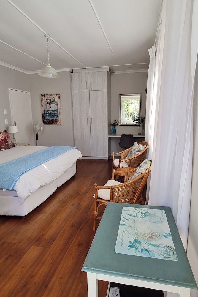 Cherry Berry Lodge Twin Room, Patio, Garden View 3