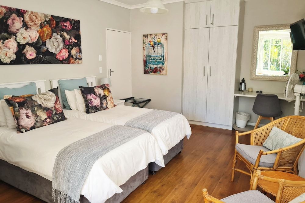 Cherry Berry Lodge Twin Room, Patio, Garden View 2