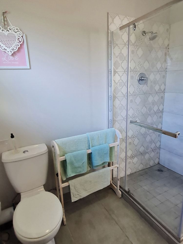 Cherry Berry Lodge Twin Room, Patio, Garden View 5