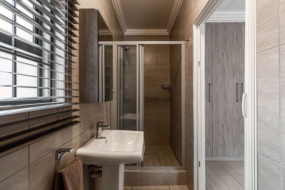 Camelot Guest House & Apartments Classic Apartment, 2 Bedrooms, Balcony 8