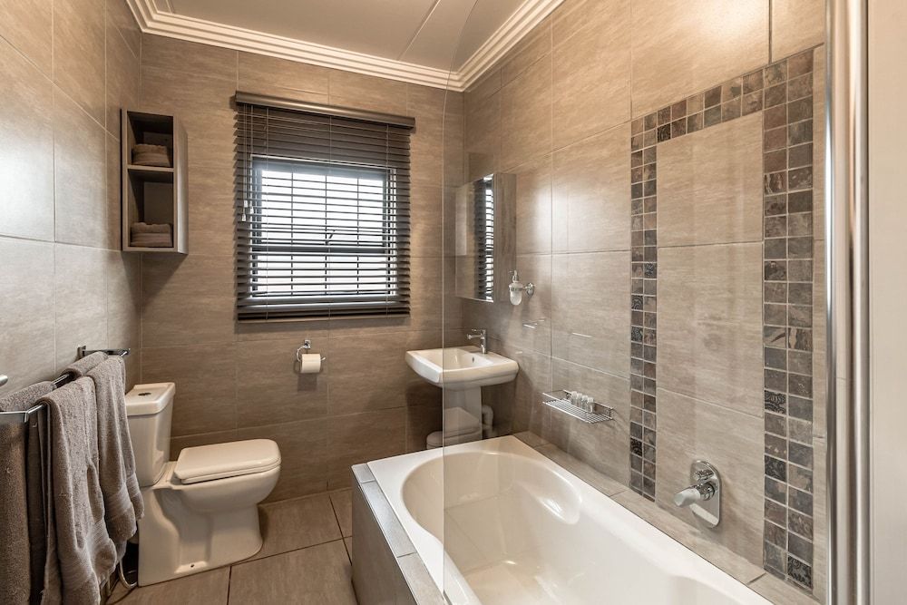 Camelot Guest House & Apartments Classic Apartment, 3 Bedrooms, Patio 5