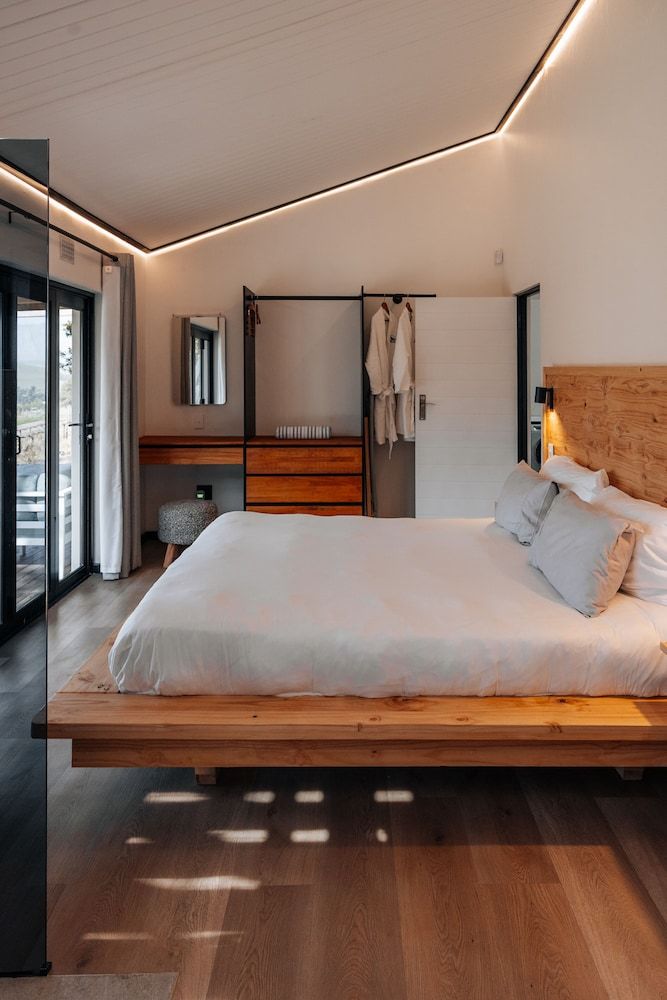 The Log Cabin Luxury Villa, 2 Bedrooms, Vineyard View, Slope side 2