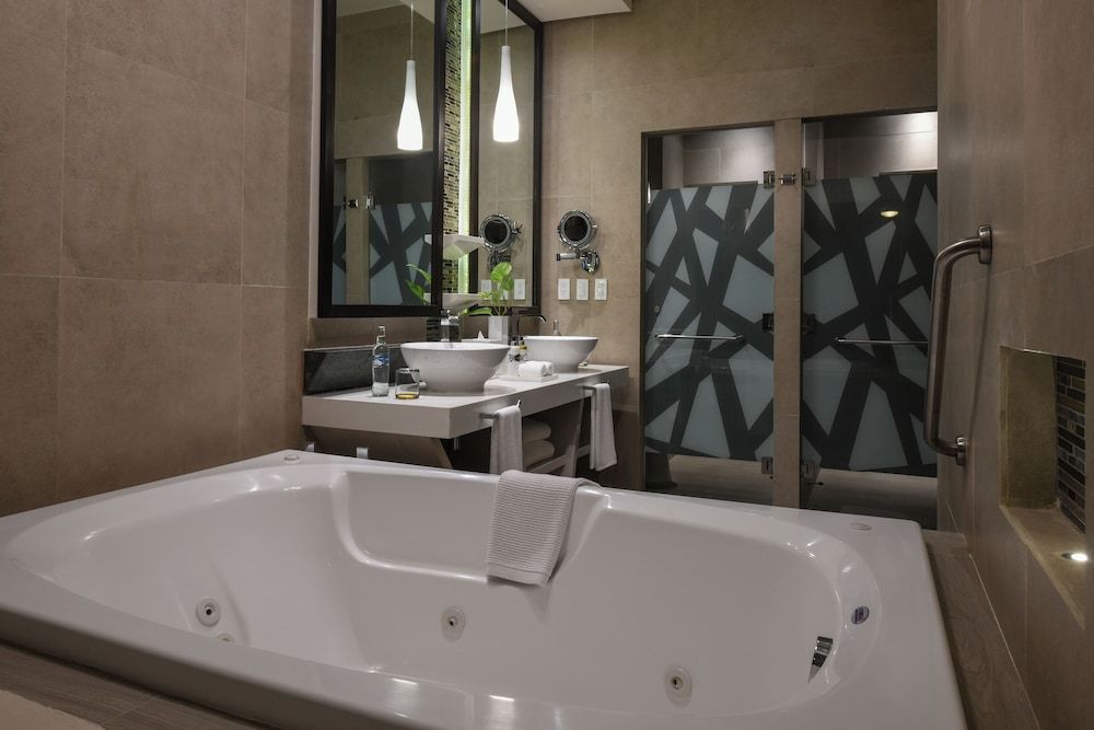 El Dorado Seaside Suites, Catamarán, Cenote & More Inclusive OCEANFRONT POOL SWIM UP SUITE 2