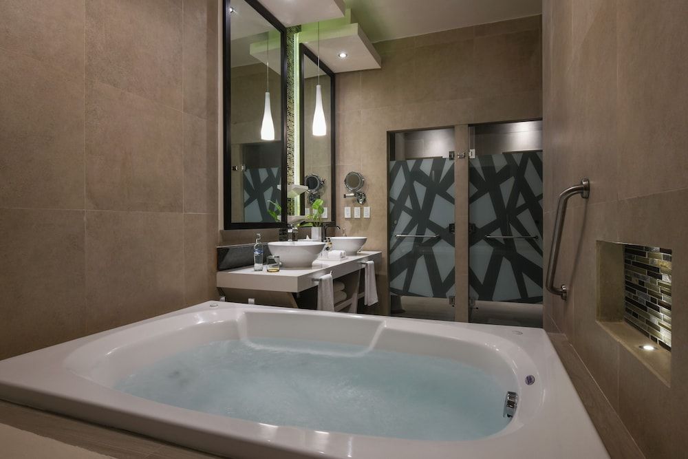 El Dorado Seaside Suites, Catamarán, Cenote & More Inclusive OCEANFRONT HONEYMOON SUITE 2