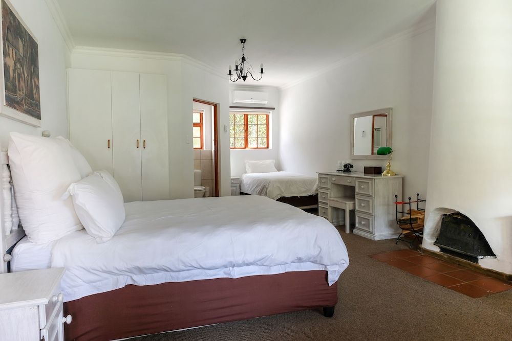 Houw Hoek Hotel Double with Single Bed Open Plan Room 2