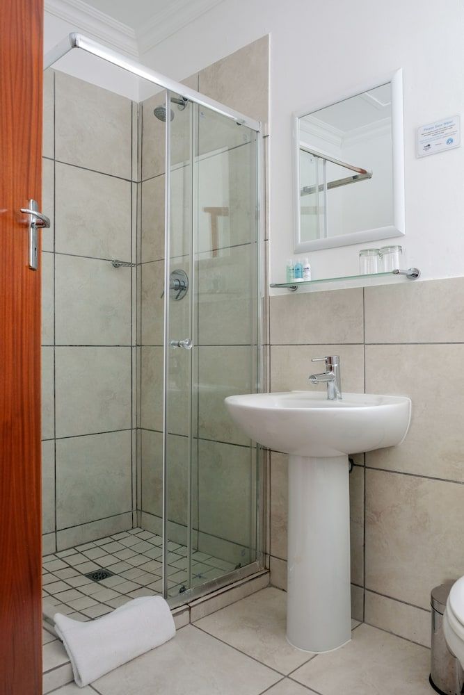 Houw Hoek Hotel Double with Single Bed Open Plan Room 3