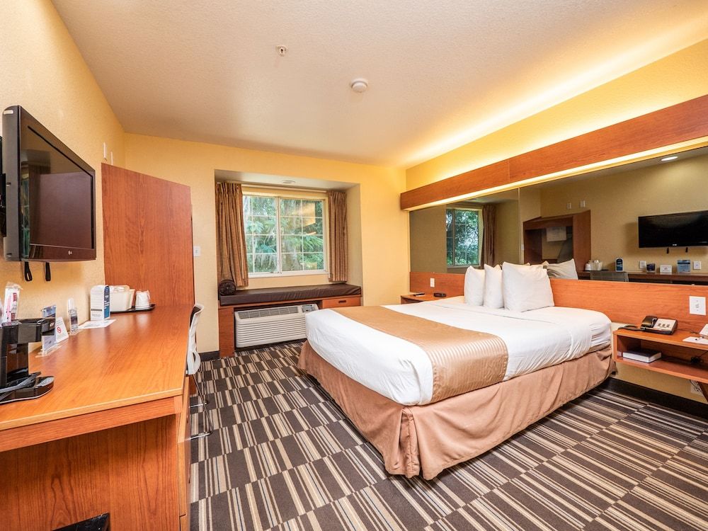 Studio Suite, 1 Queen Bed, Accessible, Non Smoking (Mobility/Hearing Impaired)