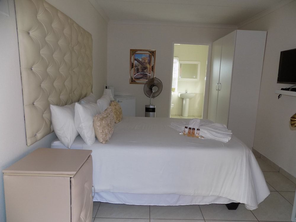 Joezebel Guest House Standard Double Room, 1 Bedroom, Refrigerator, Garden View 5