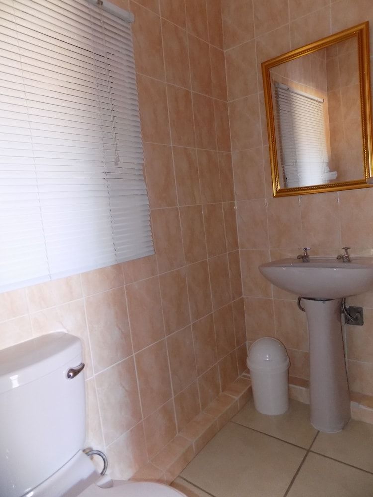 Joezebel Guest House Standard Double Room, 1 Bedroom, Refrigerator, Garden View 7