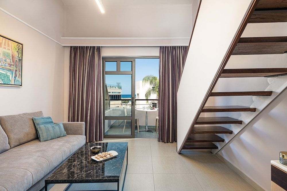 Family Room, Pool View (Maisonette)